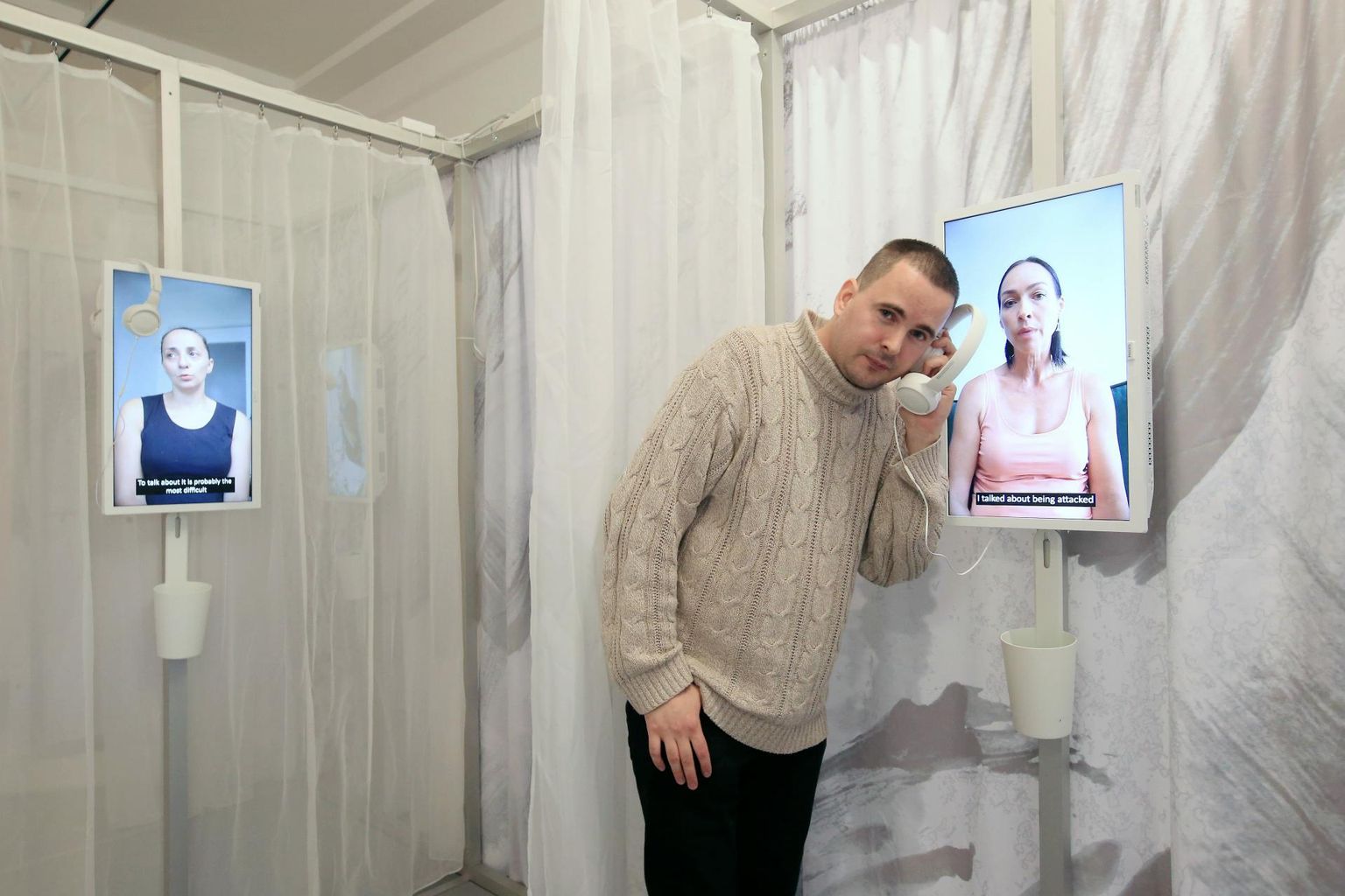 Hullunud Tartu eestvedaja Siim Lill kontrollib Kogo galeriis näitusel, kuidas kõlab video hääl.