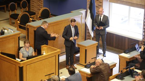 FOTOD ⟩ Kaitseminister Hanno Pevkur andis riigikogu ees ametivande