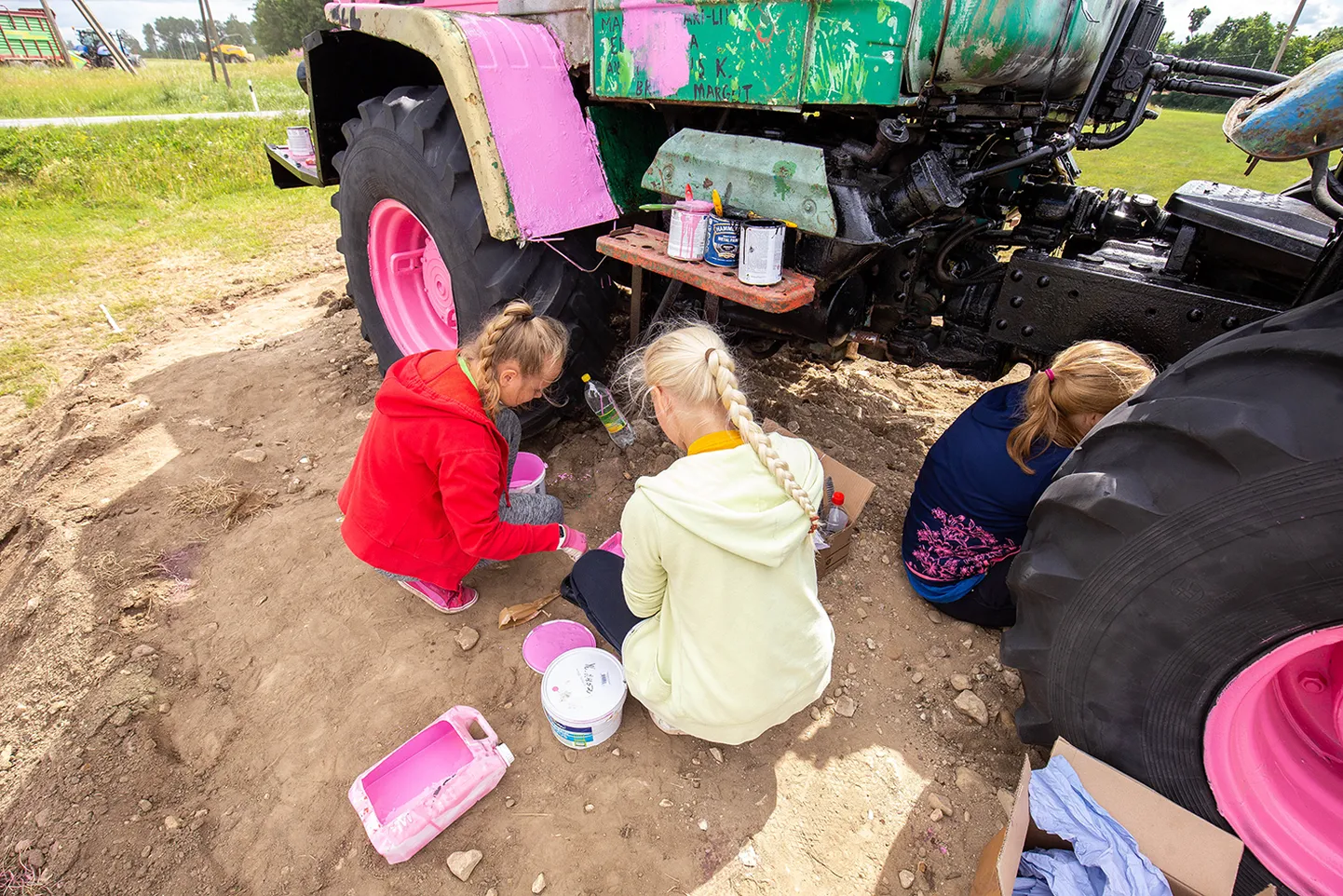 Töö õpilasmalevas ei tähenda üksnes rohimist. Möödunud aastal sai tänu malevlastele uhke väljanägemise ka üks traktor.