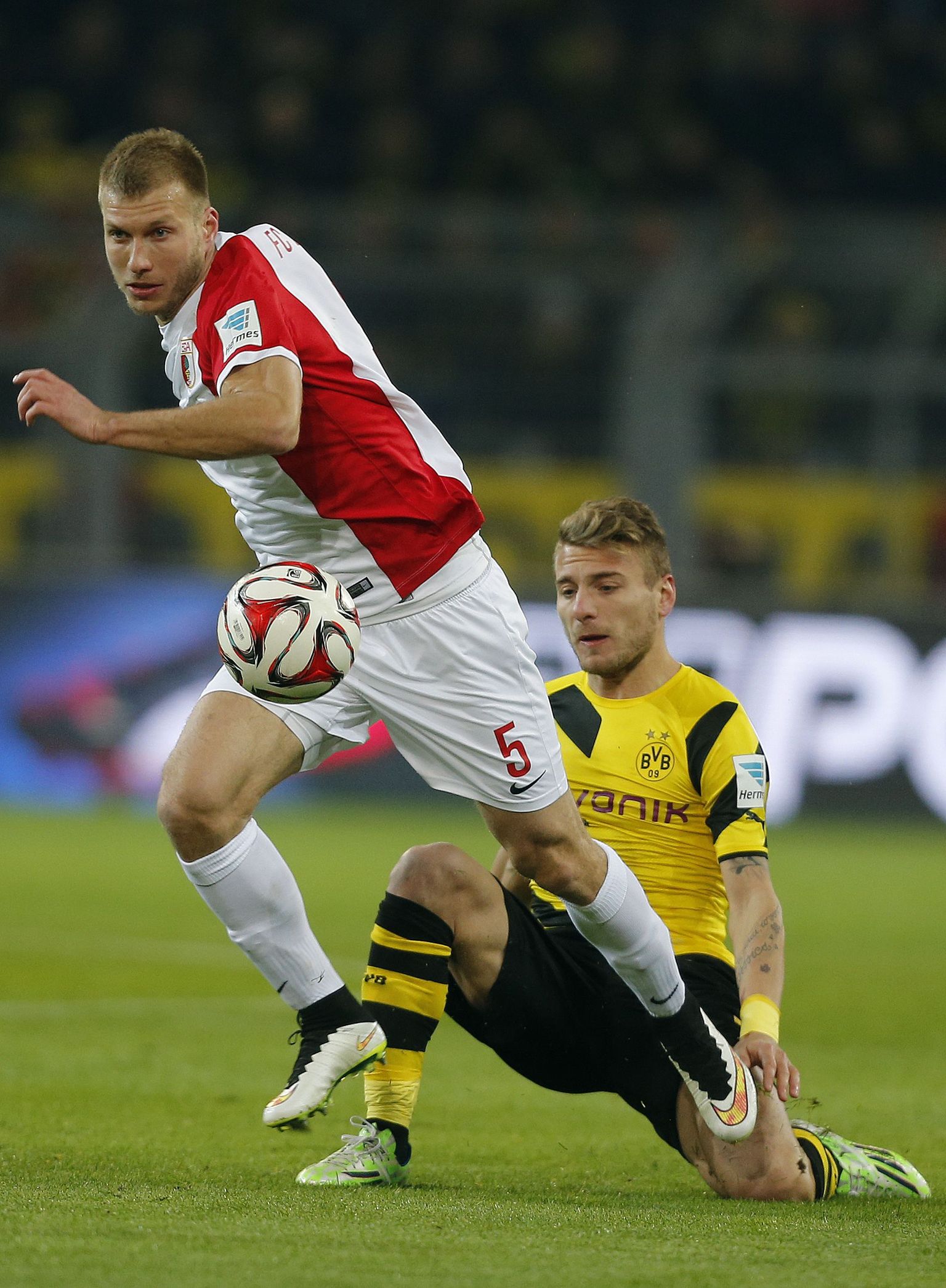 Ragnar Klavan (vasakul) heitlemas Dortmundi Borussia ründaja Ciro Immobilega.
