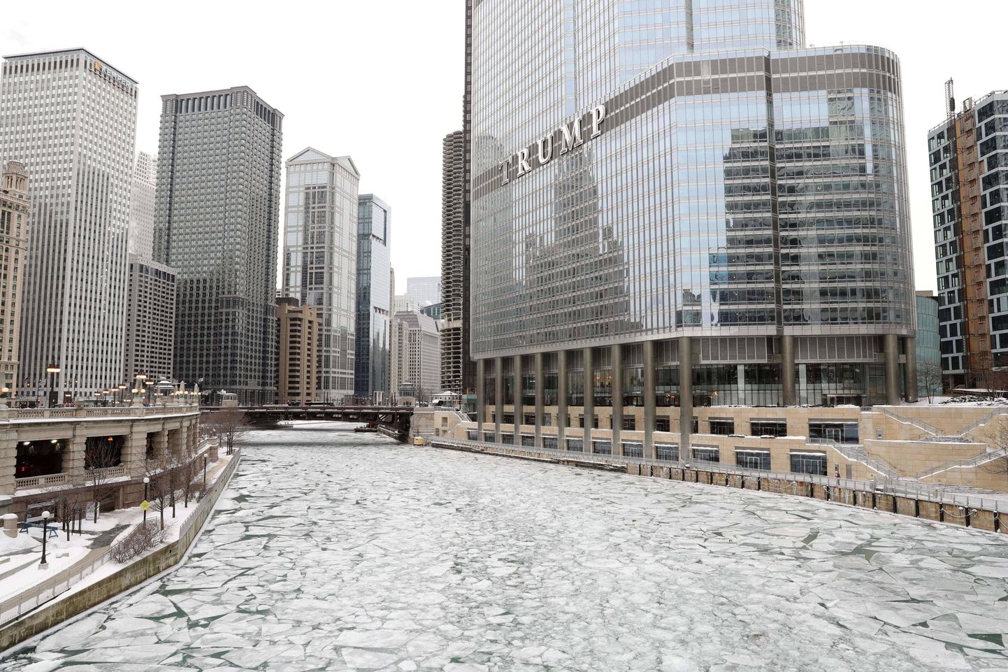 Trumpi hotell jäätunud Chicago jõe ääres Chicagos
