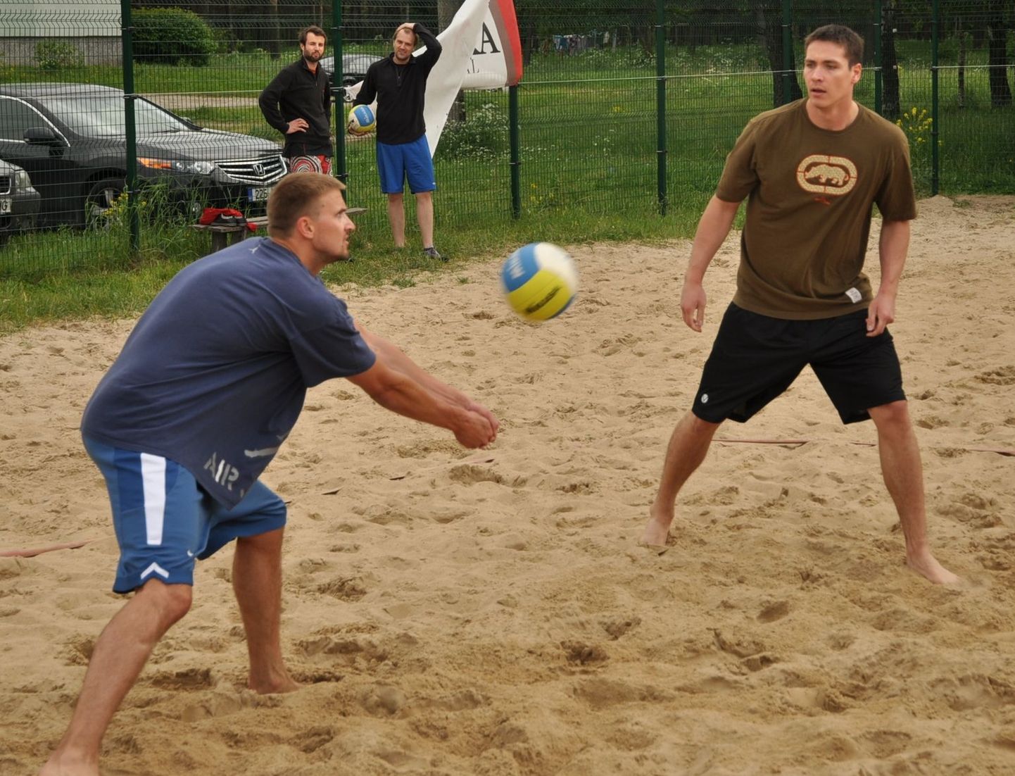 Gregor Arbet (vasakul) ja Kristjan Kangur rannavõrkpalli mängimas.