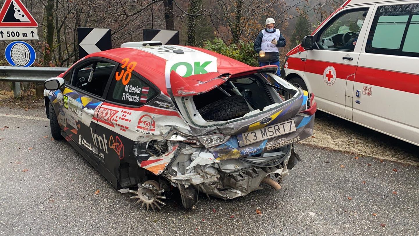 Martinš Sesksi auto sai avariis kõvasti kannatada.