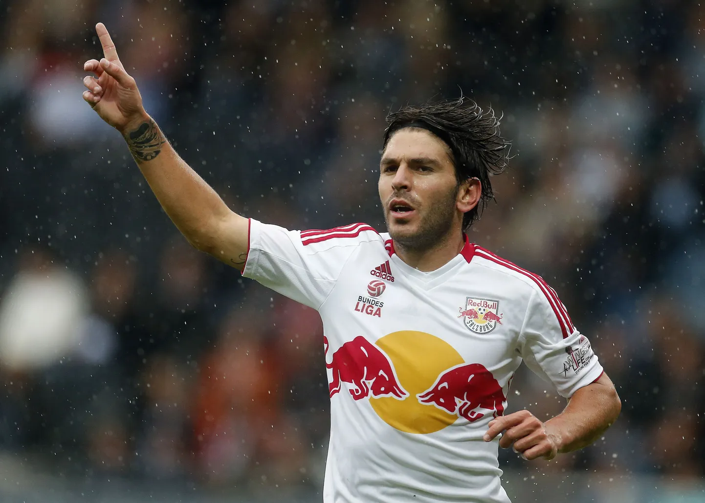 Jonathan Soriano väravat tähistamas.