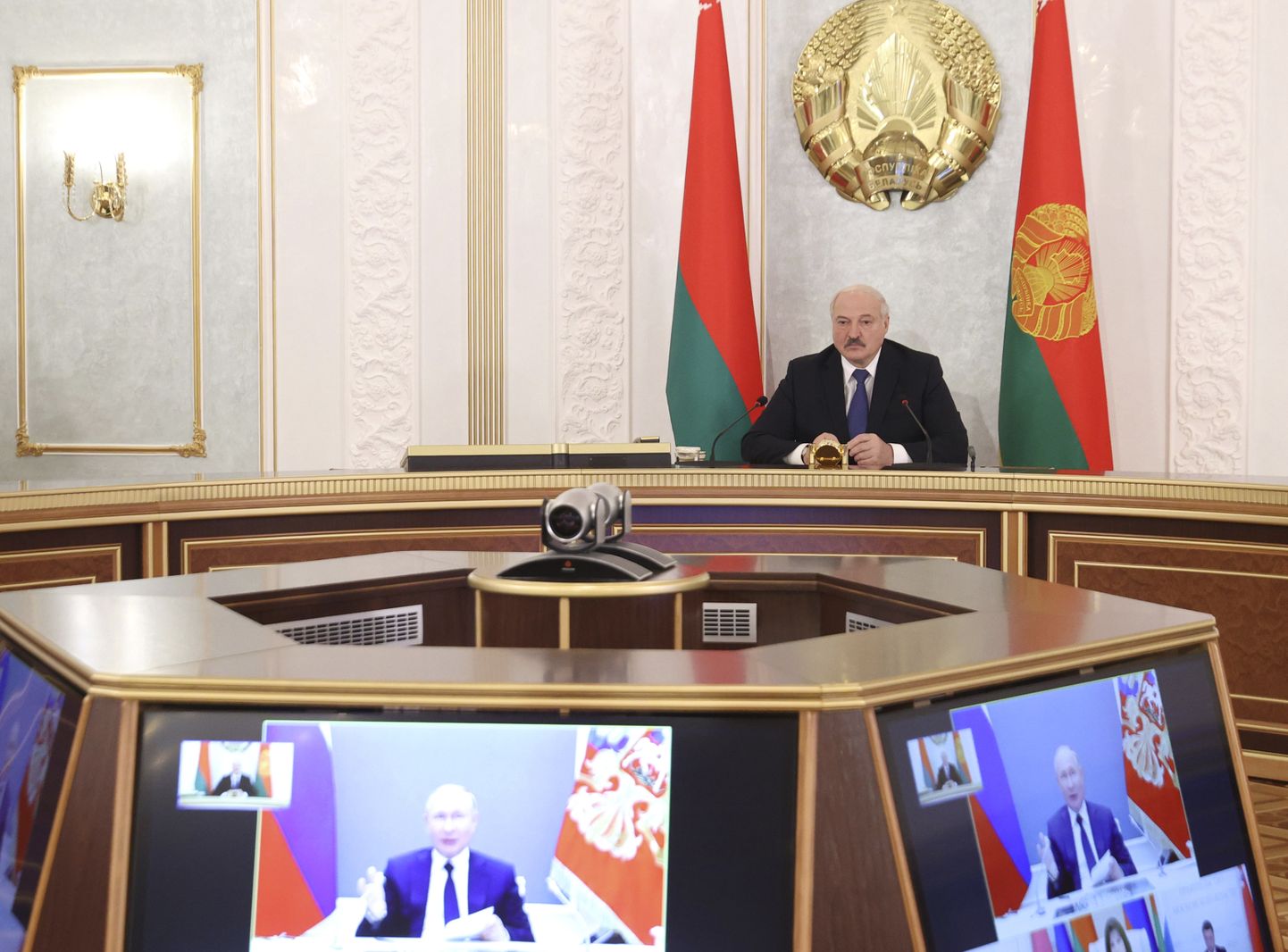 Valgevene autokraatne liider Aleksandr Lukašenka vestlemas 1. juulil Vene riigipea Vladimir Putiniga.