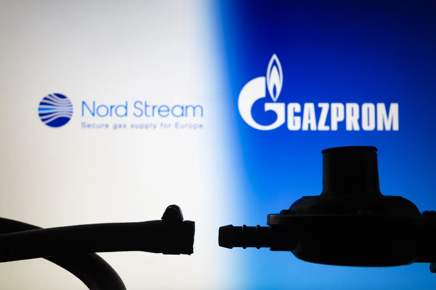 Nord Stream AG ja Vene riikliku energiafirma Gazprom logode lahti ühendatud vooliku ja veeldatud gaasi rõhuregulaatori taga.