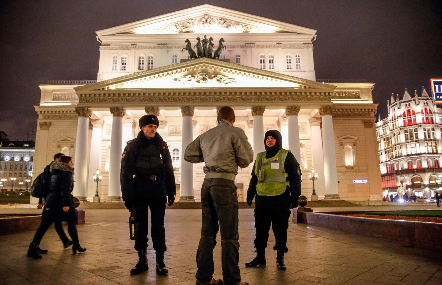 Politsei vestleb möödujaga pärast Moskva Suurele Teatrile pommiähvarduse tegemist 5. novembril.