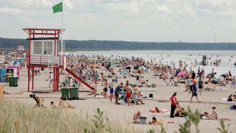 GALERII ⟩ Kuum teisipäev Pärnus: suvitajaid jagus merre, rannaliivale ja purskkaevu