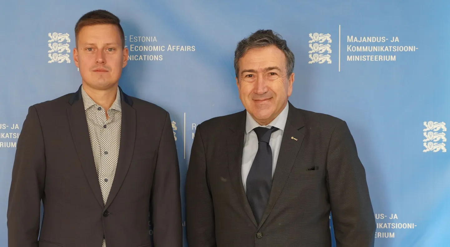 Majandus- ja tööstusminister Erkki Keldoga kohtunud kosmoseõiguse asjatundja ja ESA siseteenuste direktor Marco Ferrazzani (paremal) peab Eestis loodavat kosmoseseadust oluliseks sammuks edasi, et me saaks tarmukalt kosmost avastada ning ei tekiks määramatust ega segadust, kui Eesti ettevõtted plaanivad koduplaneedilt kaugemale minna.