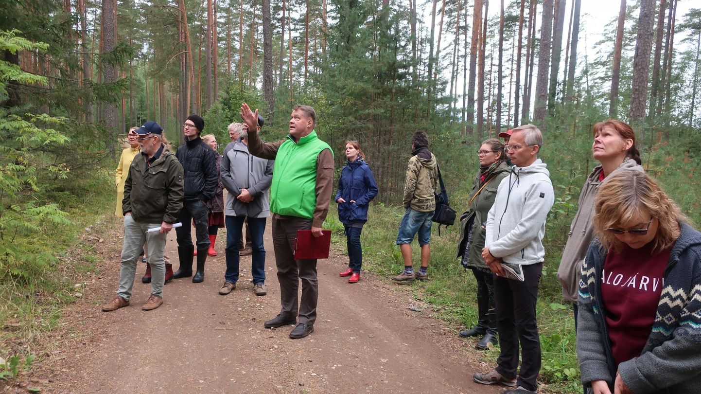 RMK Põlvamaa metsaülem Tiit Timberg seletamas kaasamiskoosolekul, kui palju Palojärve-äärsest puhkemetsast lähiaastatel maha raiutakse.