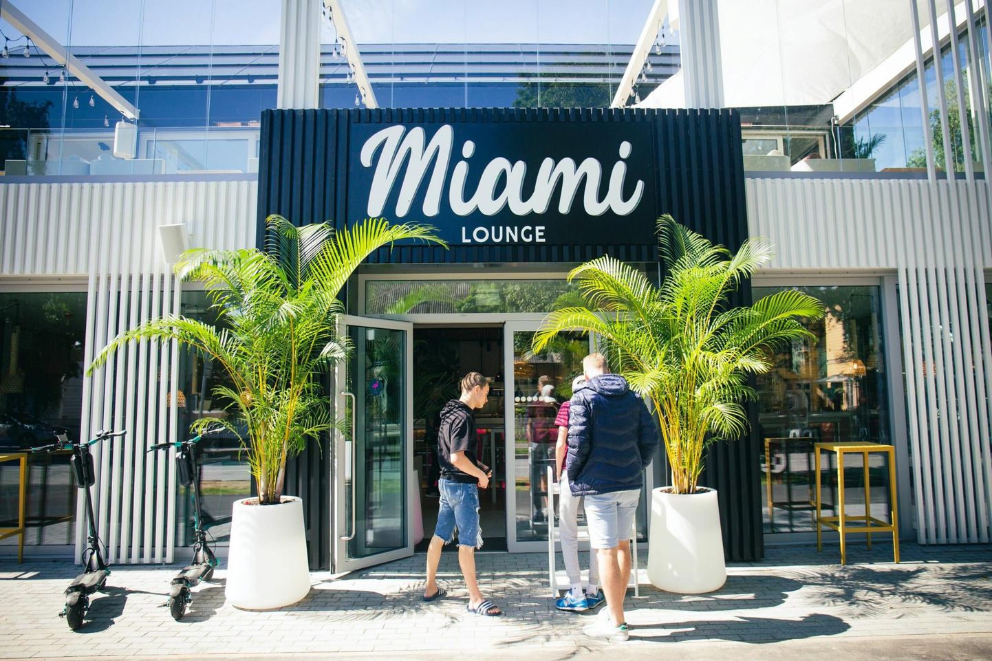 Suvepealinna keskranda viiva Supeluse tänava ääres avati uus söögikoht nimega Miami Lounge.