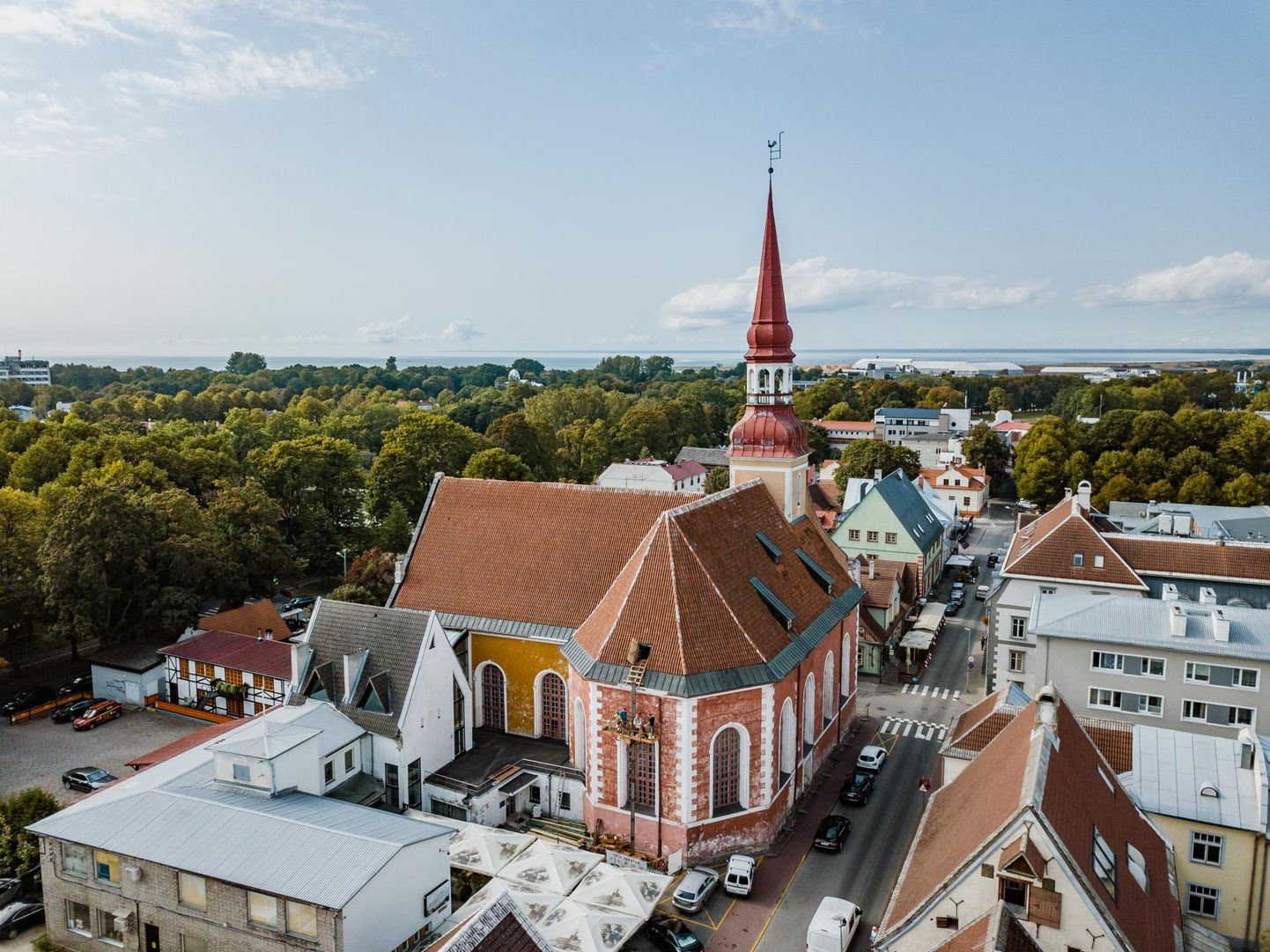 Pärnu Eliisabeti kirik sai katuse restaureerimise jätkamiseks 50 000 eurot.
