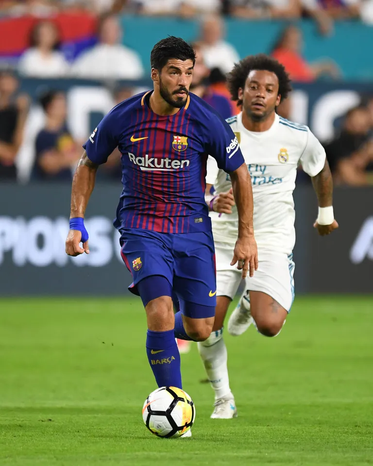 Luis Suarez (esiplaanil)