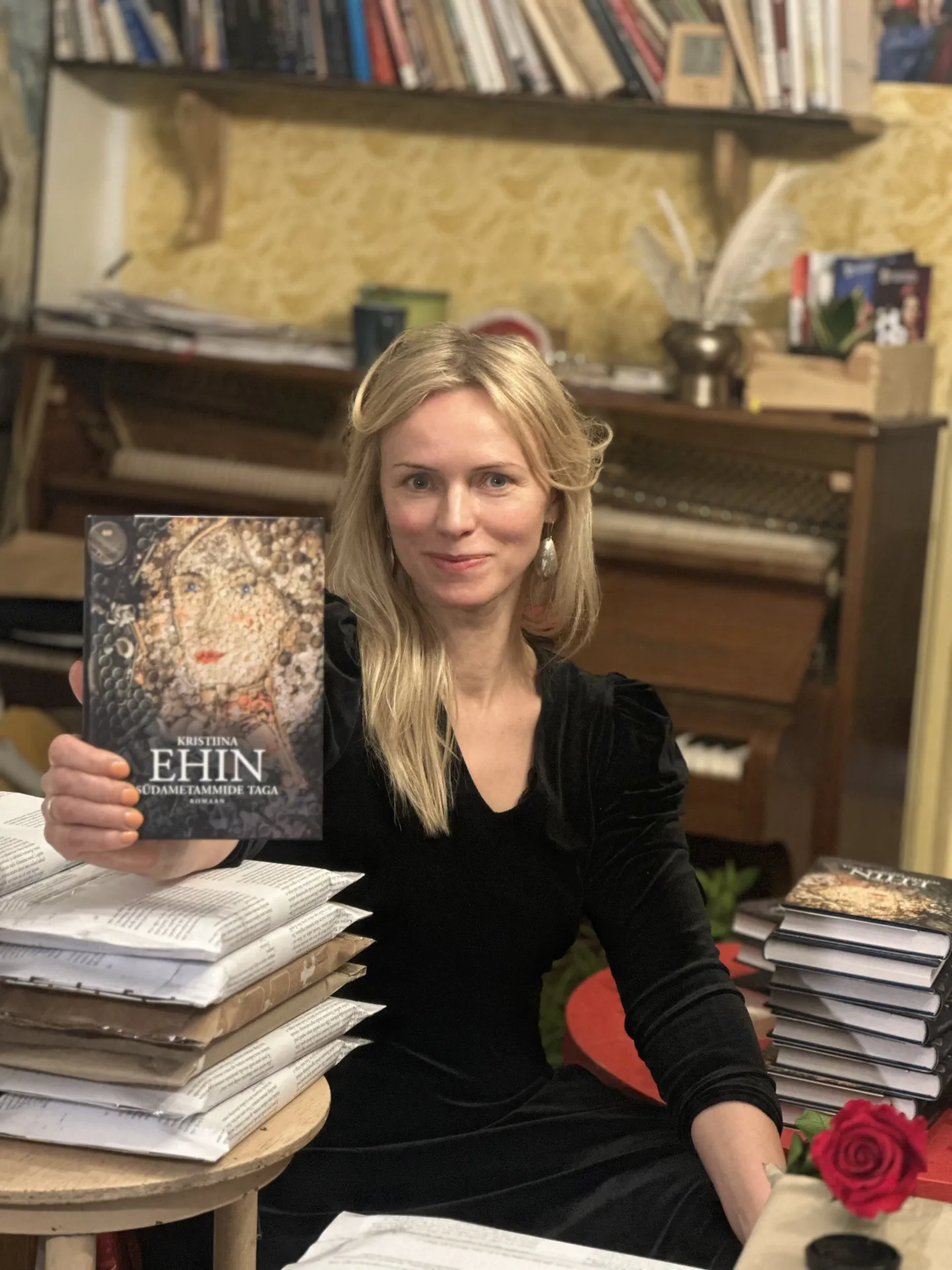Kristiina Ehin raamatuga.