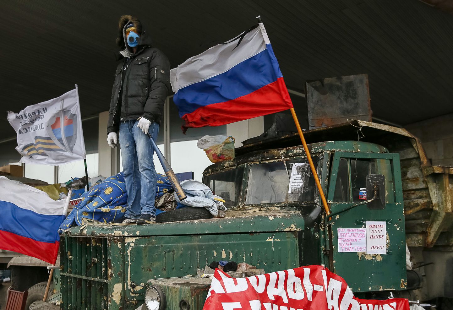 Meeleavaldaja Donetskis hõivatud hoone juures.