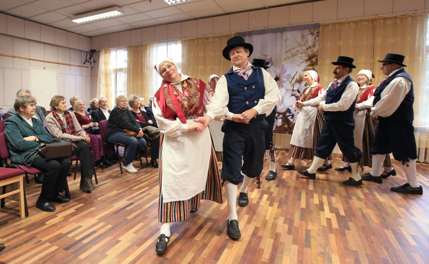 Segarahvatantsurühma Kusta esinemishoos.