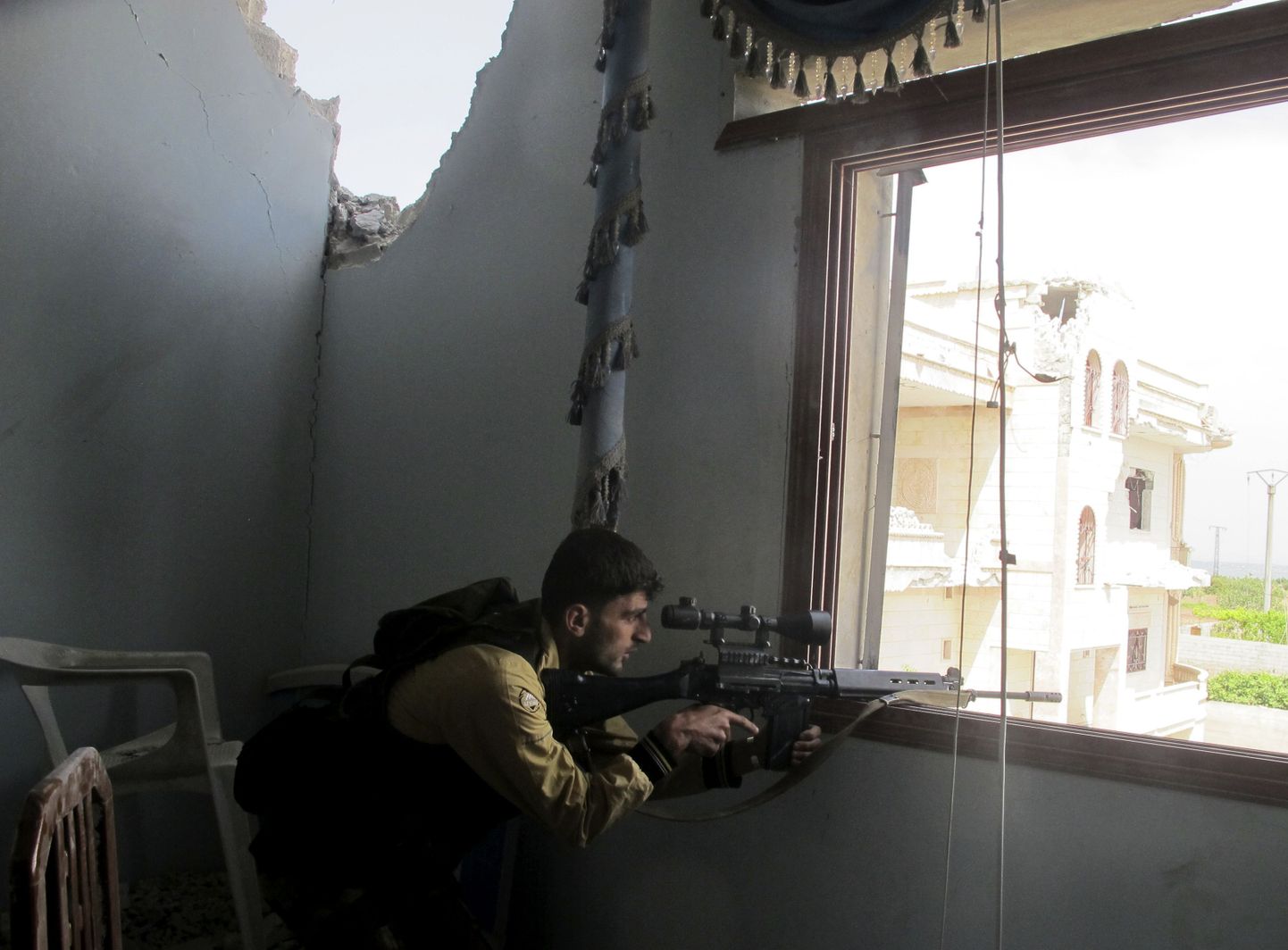 Eilne pilt Vaba Süüria Armee snaiprist positsioonil mässuliste ühes teises olulises tugipunktis Idlibi linnas.