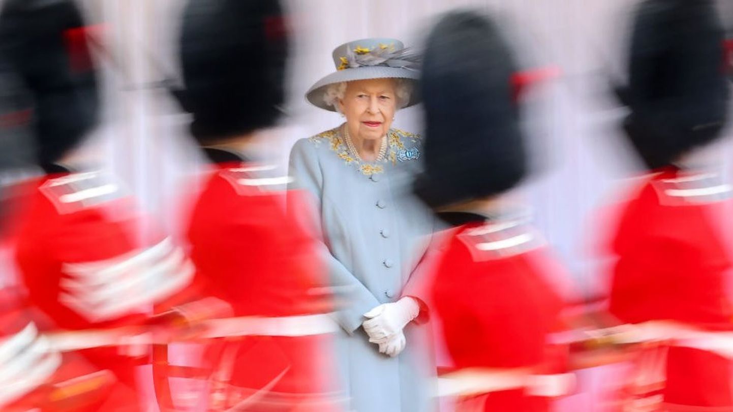 Елизавета II, которой в этом году исполнилось 95 лет, родилась 21 апреля 1926 года. Но официально день рождения монарха в Великобритании празднуется во вторую субботу июня.
