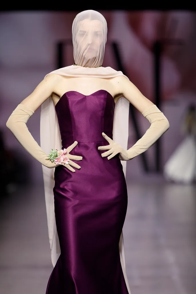 Qizlar butalarga siyishadi