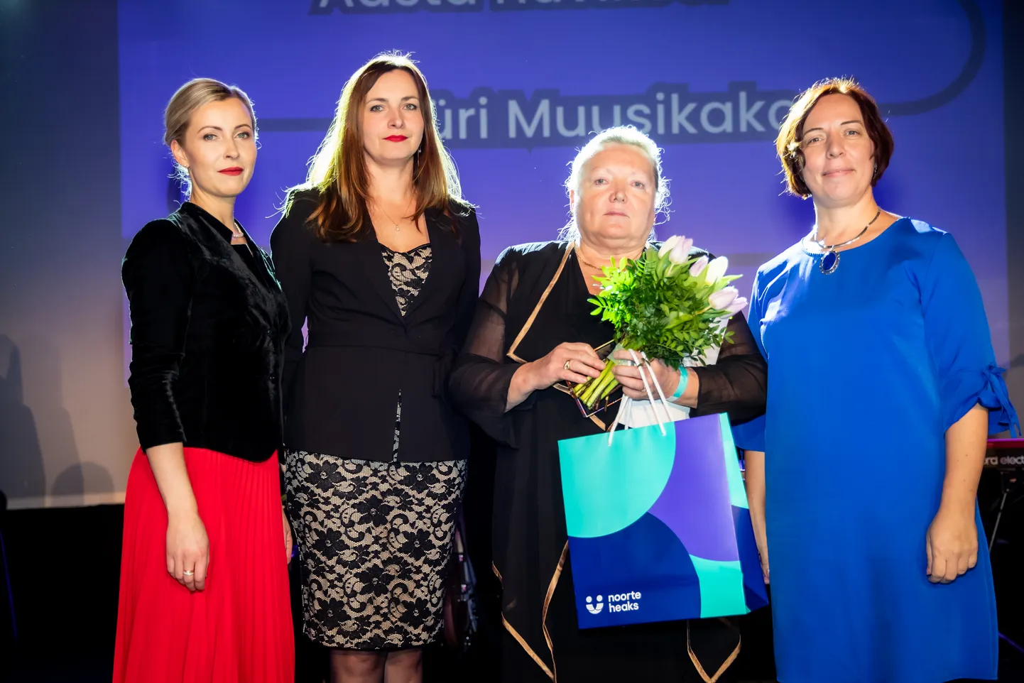 Türi muusikakool pälvis aasta huvikooli tiitli. Paremalt esimene haridusminister Mailis Reps ja paremalt teine Türi muusikakooli direktor Silja Aavik.