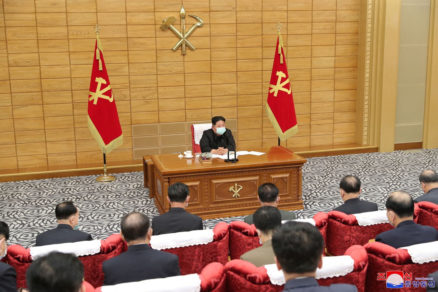 Kim Jong-un koroonateemalisel parteikoosolekul.