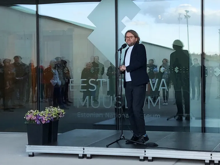 Jan Kaus tutvustas näitust alusel, mis oli seatud ERMi tagumise sissekäigu ette.