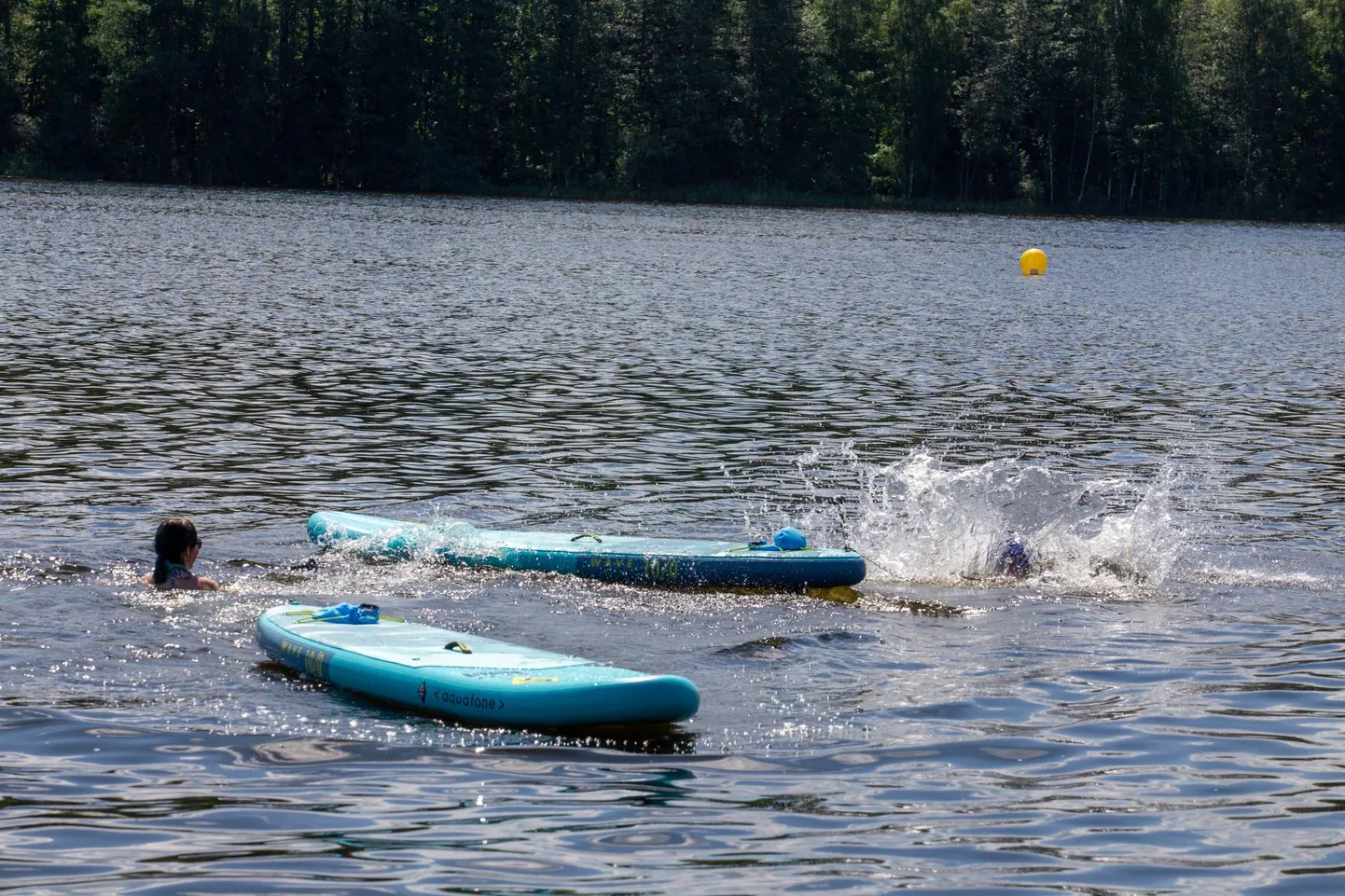 Juba mitu aastat on Viljandi järvel peetud aerulaualaagrit, mille esimene vahetus alustab esmaspäeval. Tänavu maksab viiepäevane laager olenevalt registeerimiskiirusest lapsele 129-149 eurot, millest poolsada eurot on võimalik tagasi küsida.