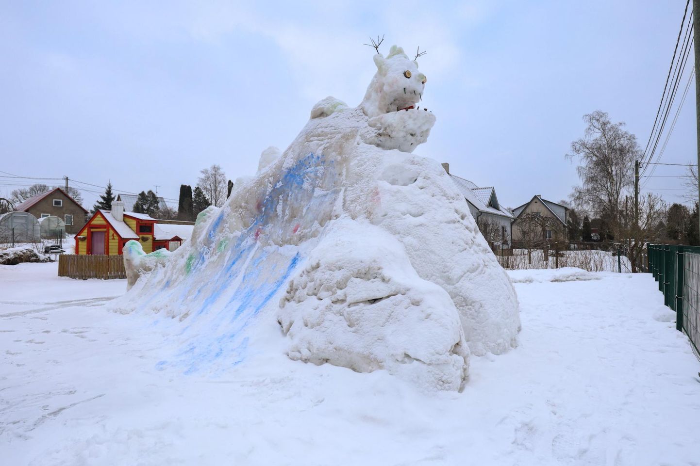 Massiivne lumeskulptuur pakub rõõmu nii pere lastele kui ka möödakäijatele.