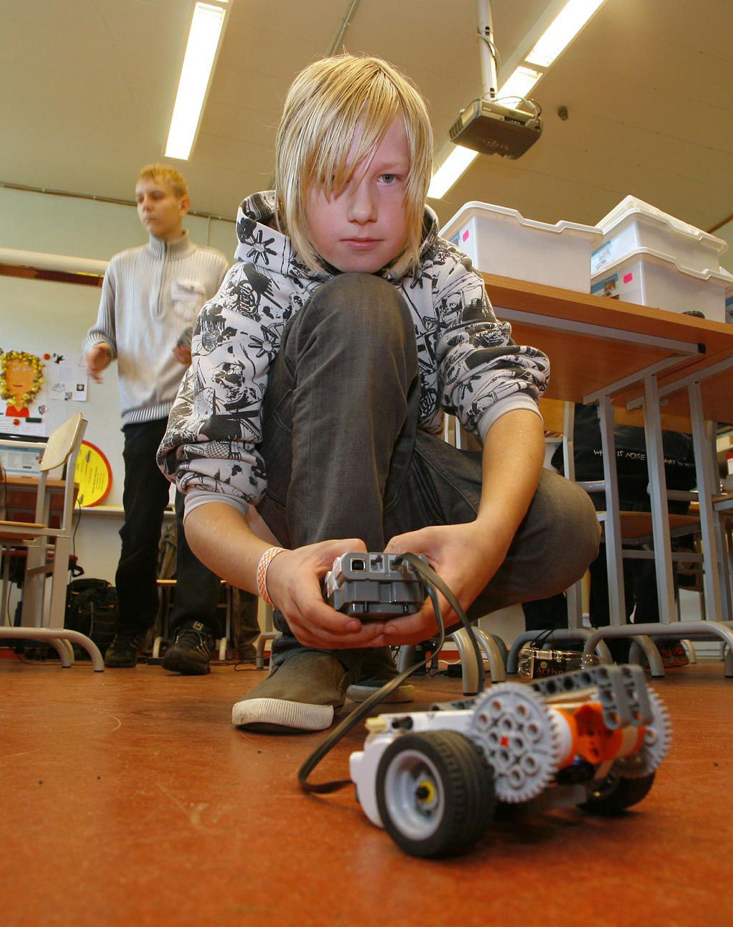 Robin Järvesaar Rääma põhikoolist ehitas tehnikapäevade raames eile kruusaveovõistluseks robotit.