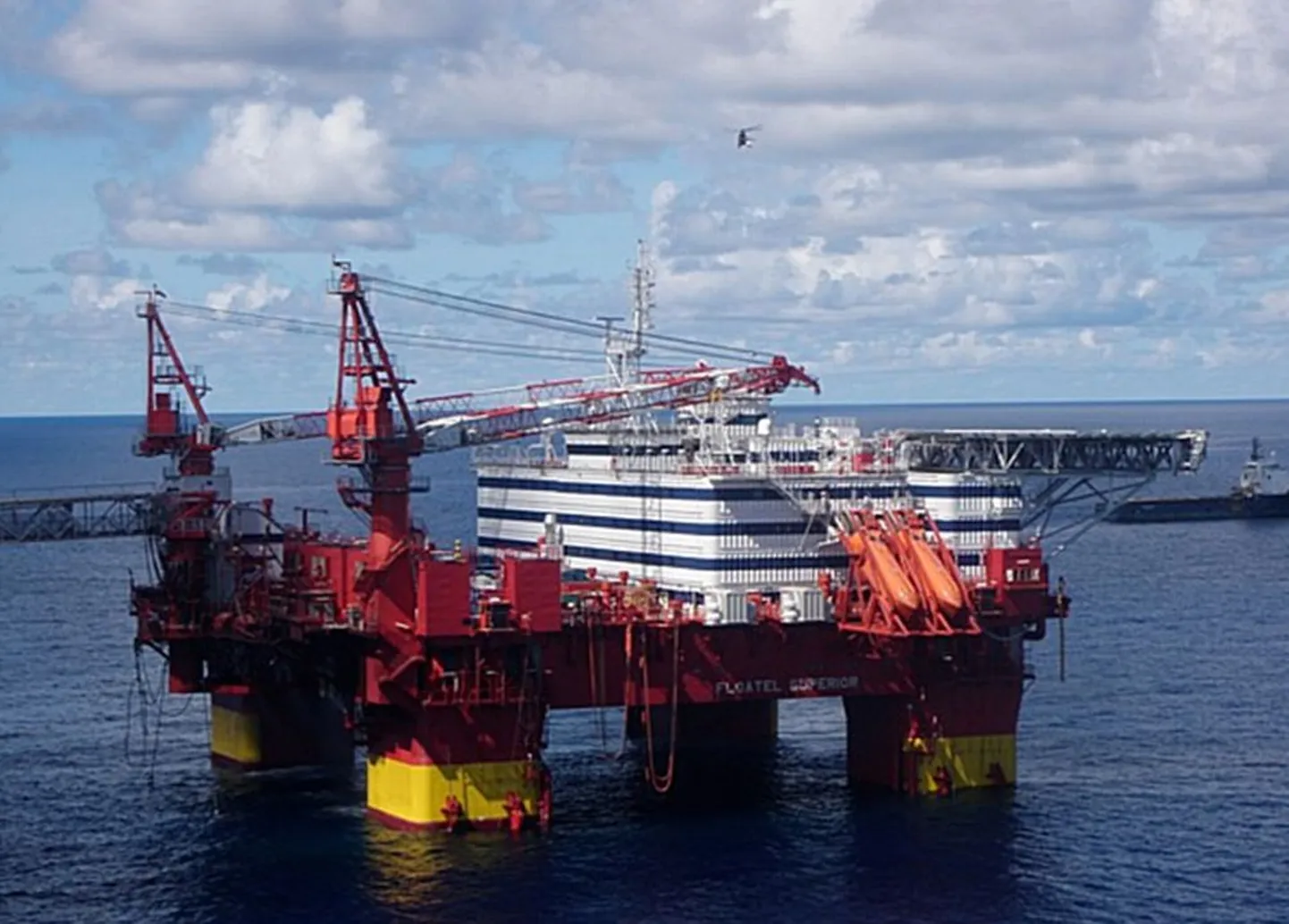Statoili hotelliga naftaplatform.