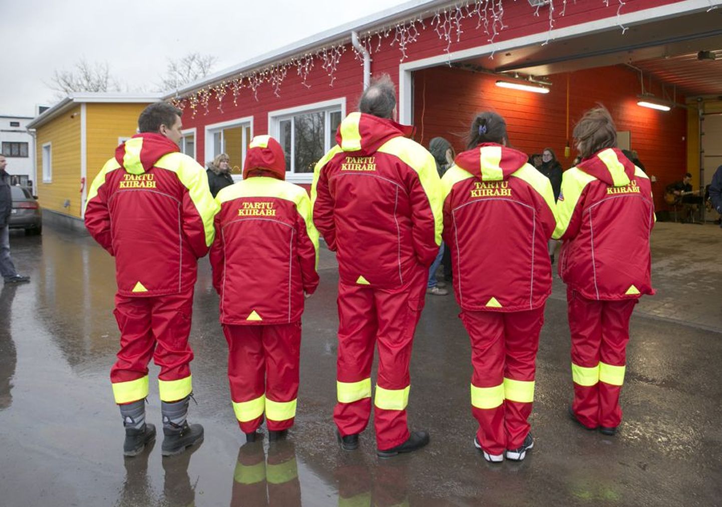 Eilsest ilutseb Viljandimaa kiirabitöötajate rõivastel sihtasutuse Tartu Kiirabi kiri. Inimesed rõivaste sees on valdavalt siiski needsamad, kes olid seni Viljandi haigla palgal.
