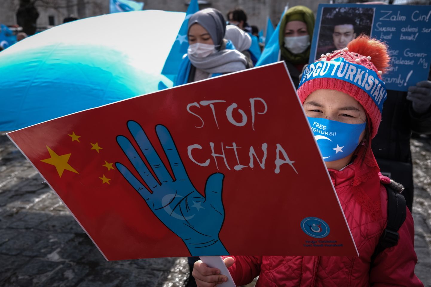 Uiguuri aktivistid Hiina tegevuse vastasel protestil Istanbulis.