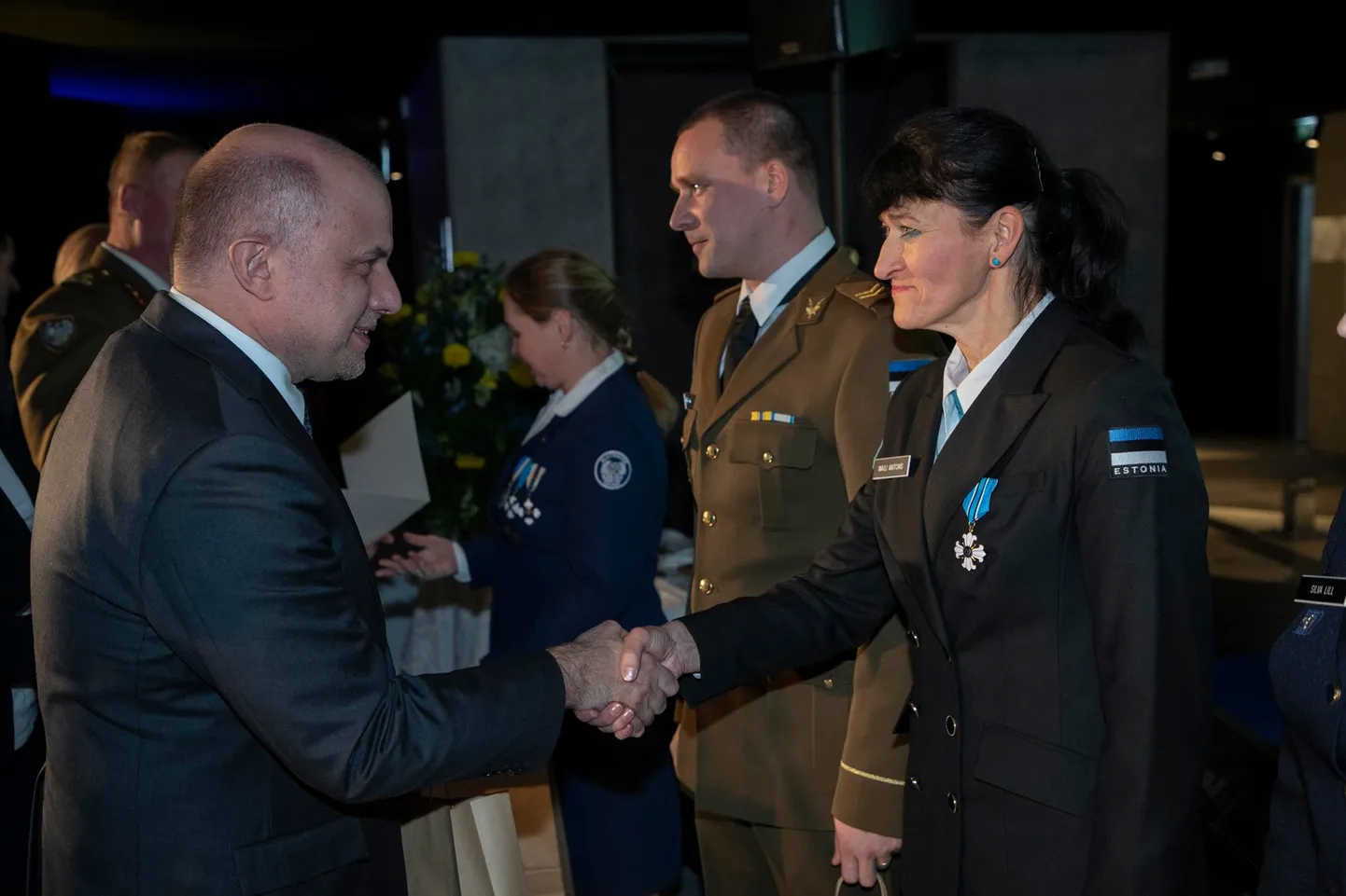 Kaitseminister Jüri Luik tänab Aravete kodutütarde rühmavanemat Maili Antonsit.