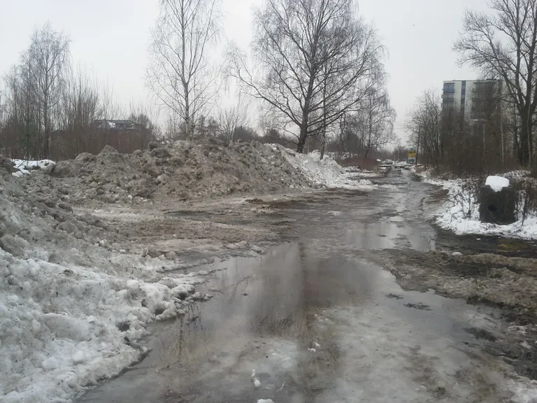 Сваленный в кучу снег. / Фото читателя