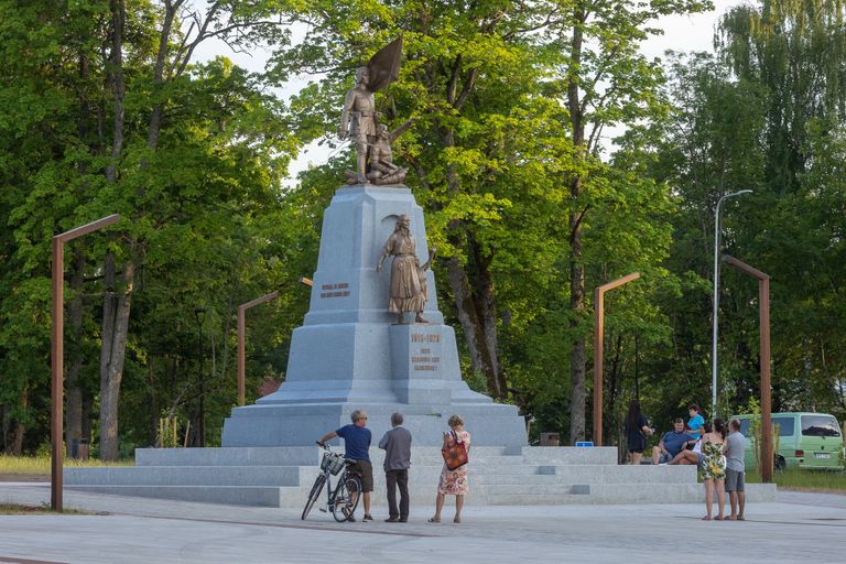 Памятник Свободы в Вильянди с коричневыми столбами вокруг него.