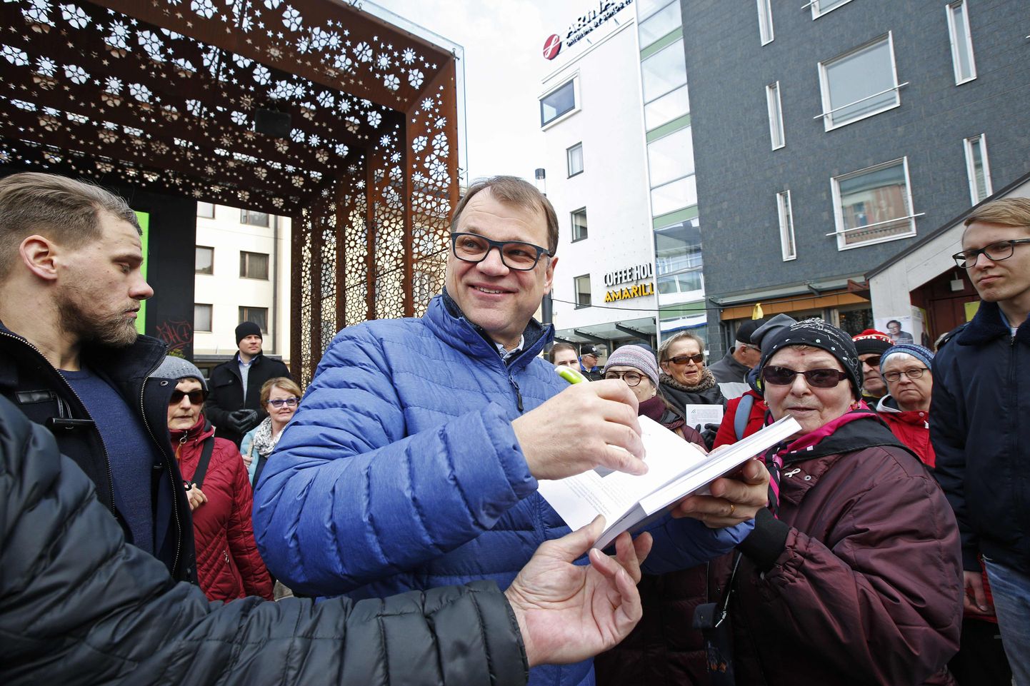 Soome valitseva Keskerakonna esimees Juha Sipilä andis oma raamatule autogramme valimiskampaania tuuri sees.