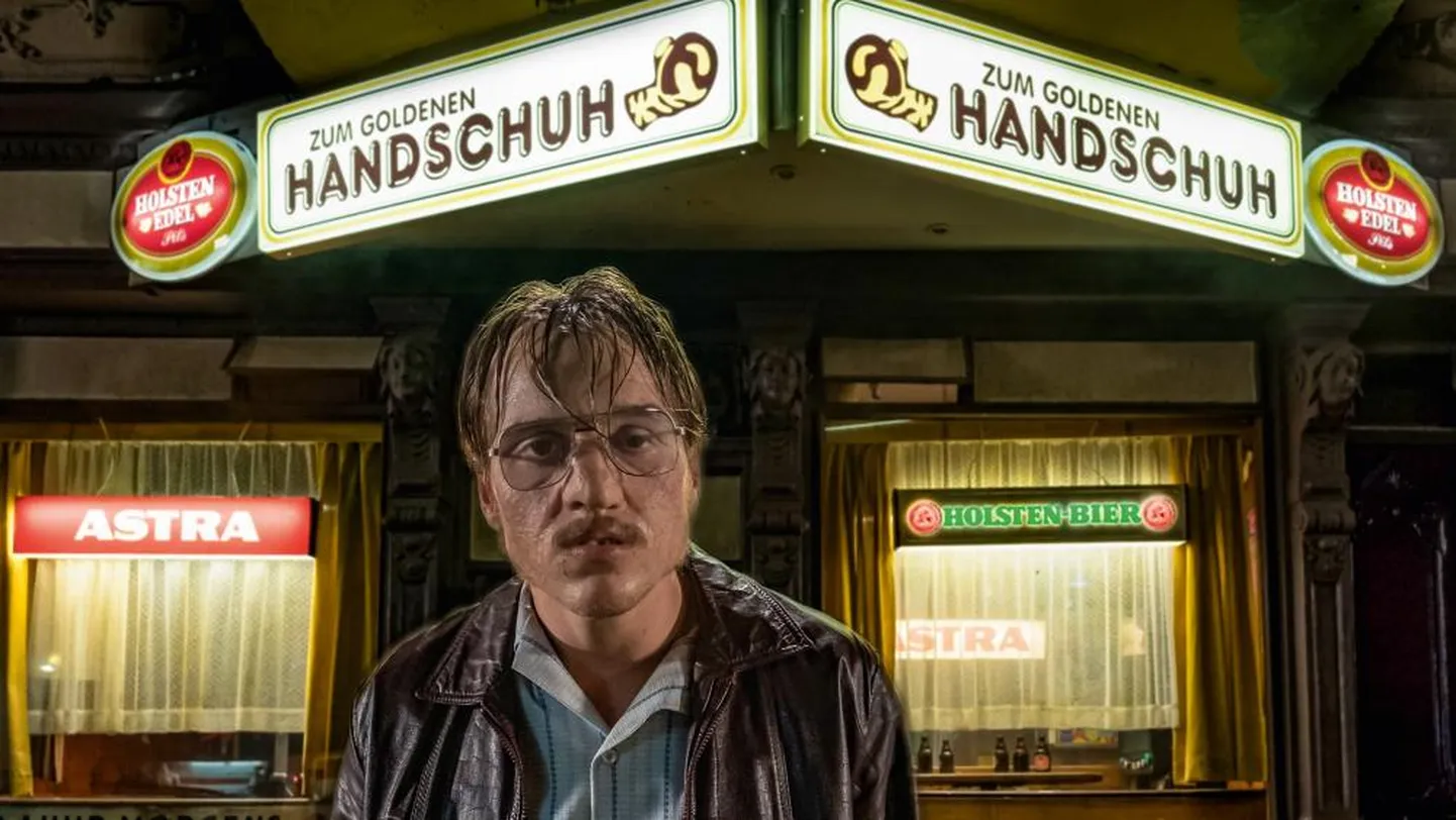 70ndatel Hamburgis naisi roimanud Fritz Honkast tegi õõvastava filmi Fatih Akin, kes lähtus kirjanik Heinz Strunki samanimelisest bestsellerist. Honka (mängib Jonas Dassler) kõrval on filmis auväärsel kohal kõrts nimega Kuldne Kinnas. FOTO: Kaader Filmist