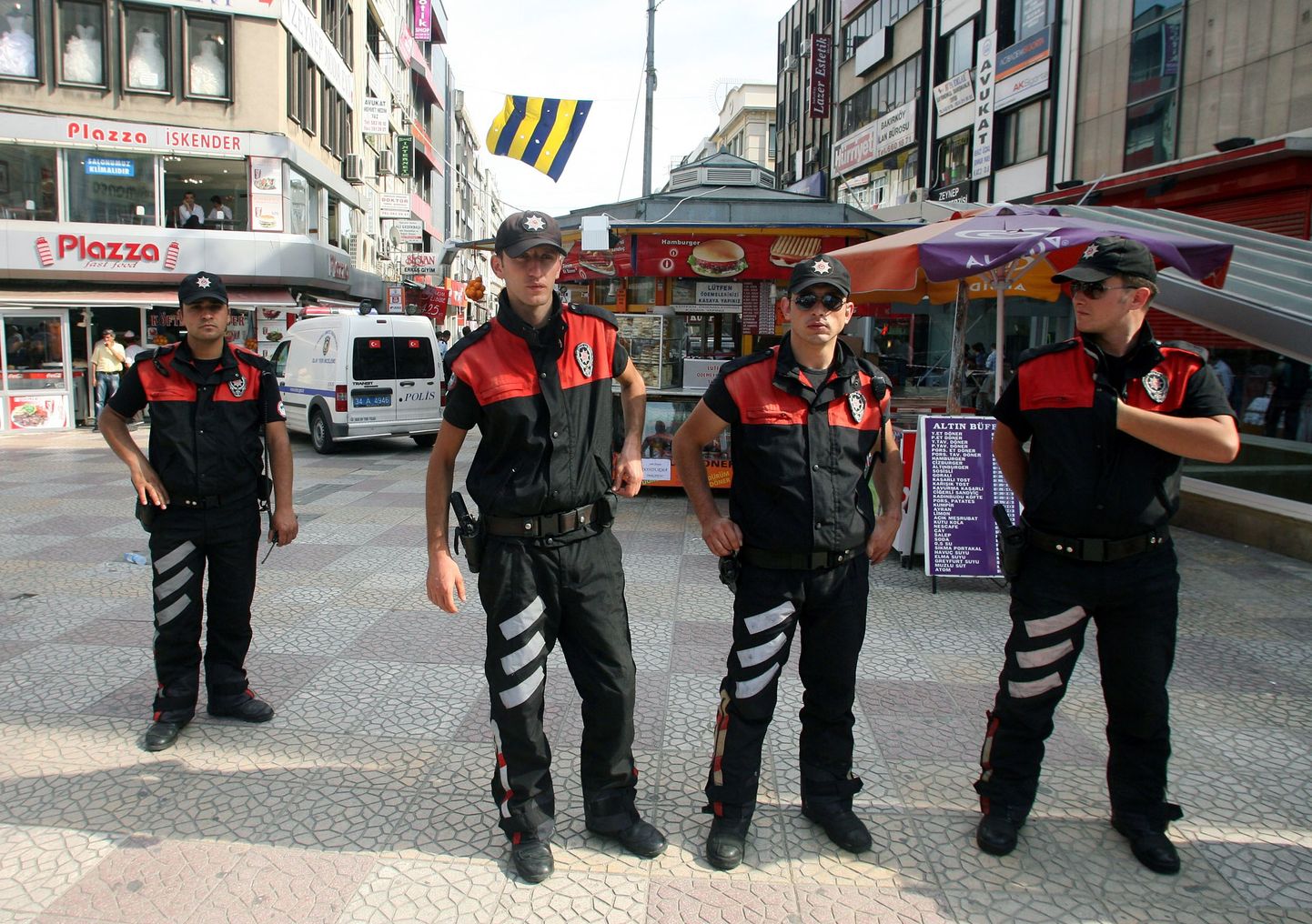 Türgi politseinikud valvamas Istanbuli tänavat, kus plahvatas pomm juunis.