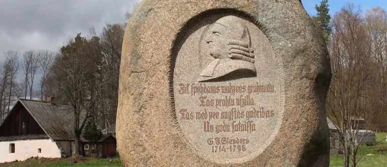 Piemiņas akmens apgaismības ideju nesējam Baltijā un latviešu laicīgās literatūras iedibinātājam Gotfrīdam Frīdriham Stenderam (1714-1796) Ilūkstes novada Eglaines pagastā.