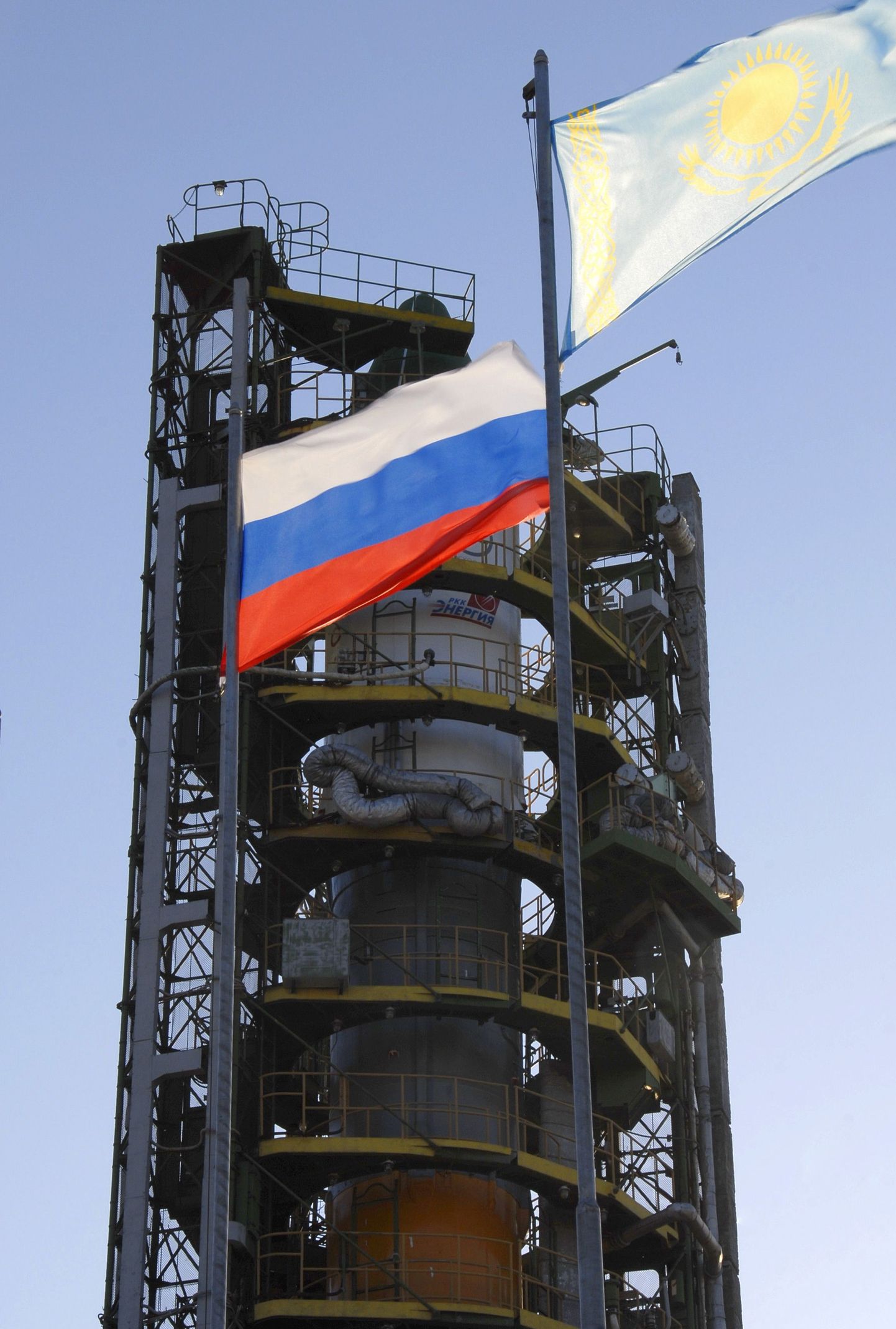 Baikonuri kosmodroomil lehvivad kõrvuti nii Venemaa kui ka Kasahstani lipp.