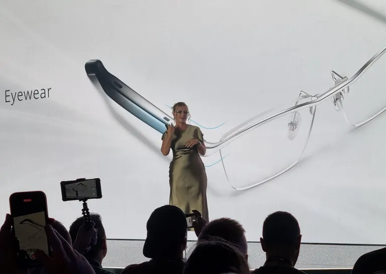 Huawei Eesti tootekoolitaja Jekaterina Mishina tutvustas uusi kõlaritega prille.