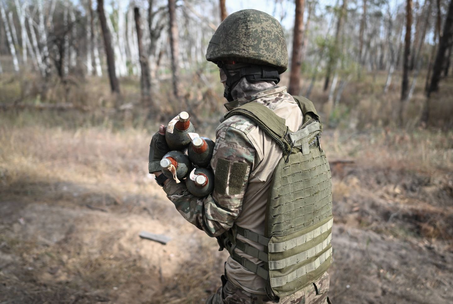 Vene sõjaväelane kannab mürske rünnakuks Ukraina vägede vastu teadmata kohas okupeeritud alal Ukrainas.