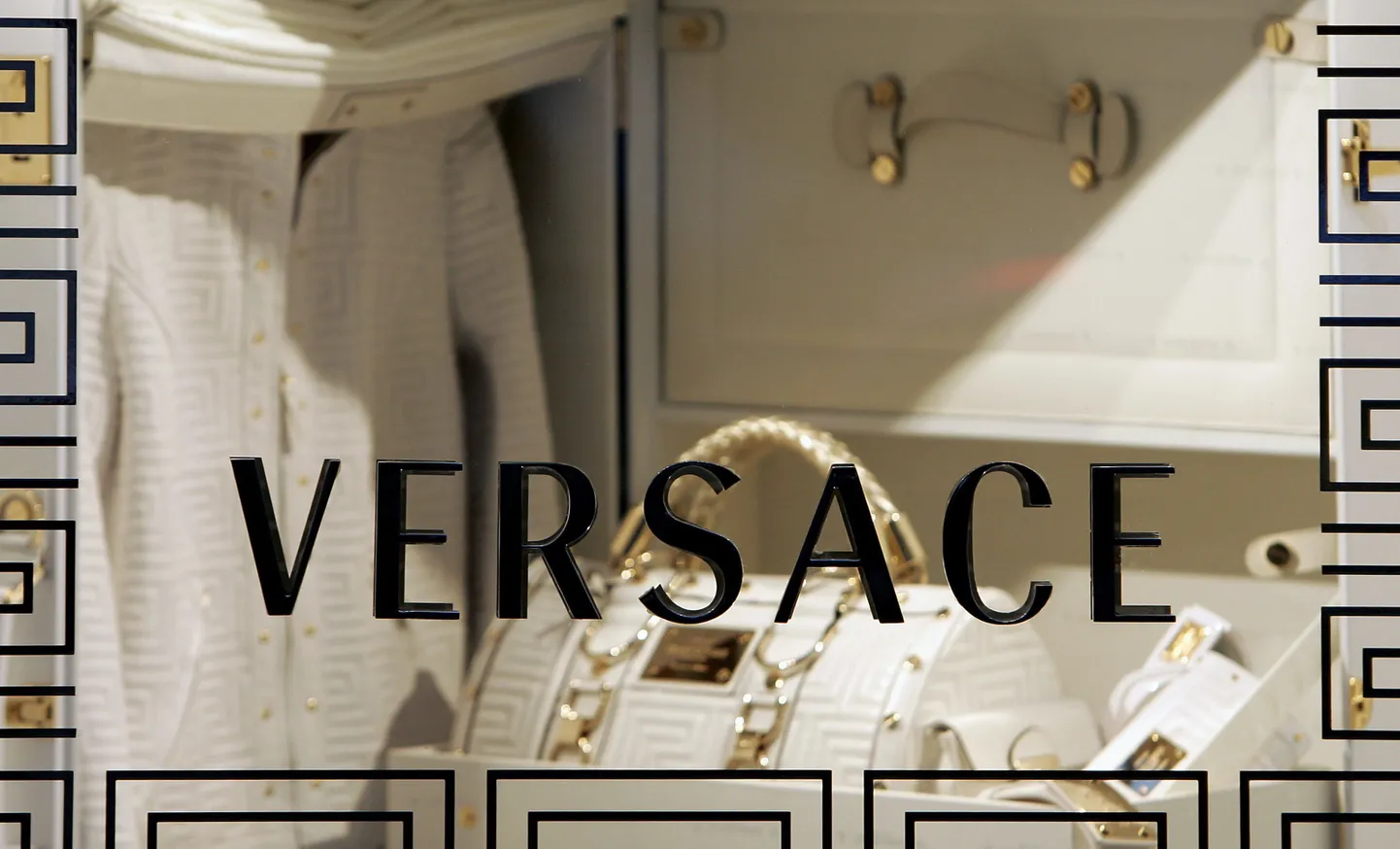 Витрина магазина Versace.