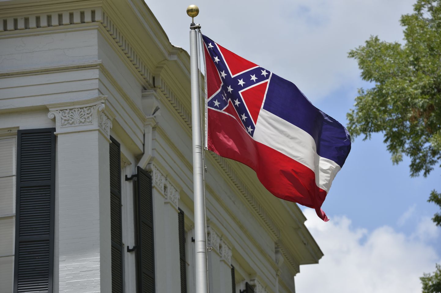 Mississippi osariigi senine ametlik lipp, mille vasakul ääres on näha ka kunagise lõunaosariikide konföderatsiooni lahingulippu