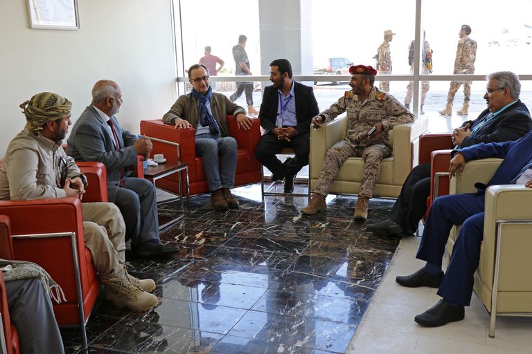 ÜRO vaatlusmeeskonda juhtiv Hollandi erukindral Patrick Cammaert kohtumas täna Jeemeni ametnikega.