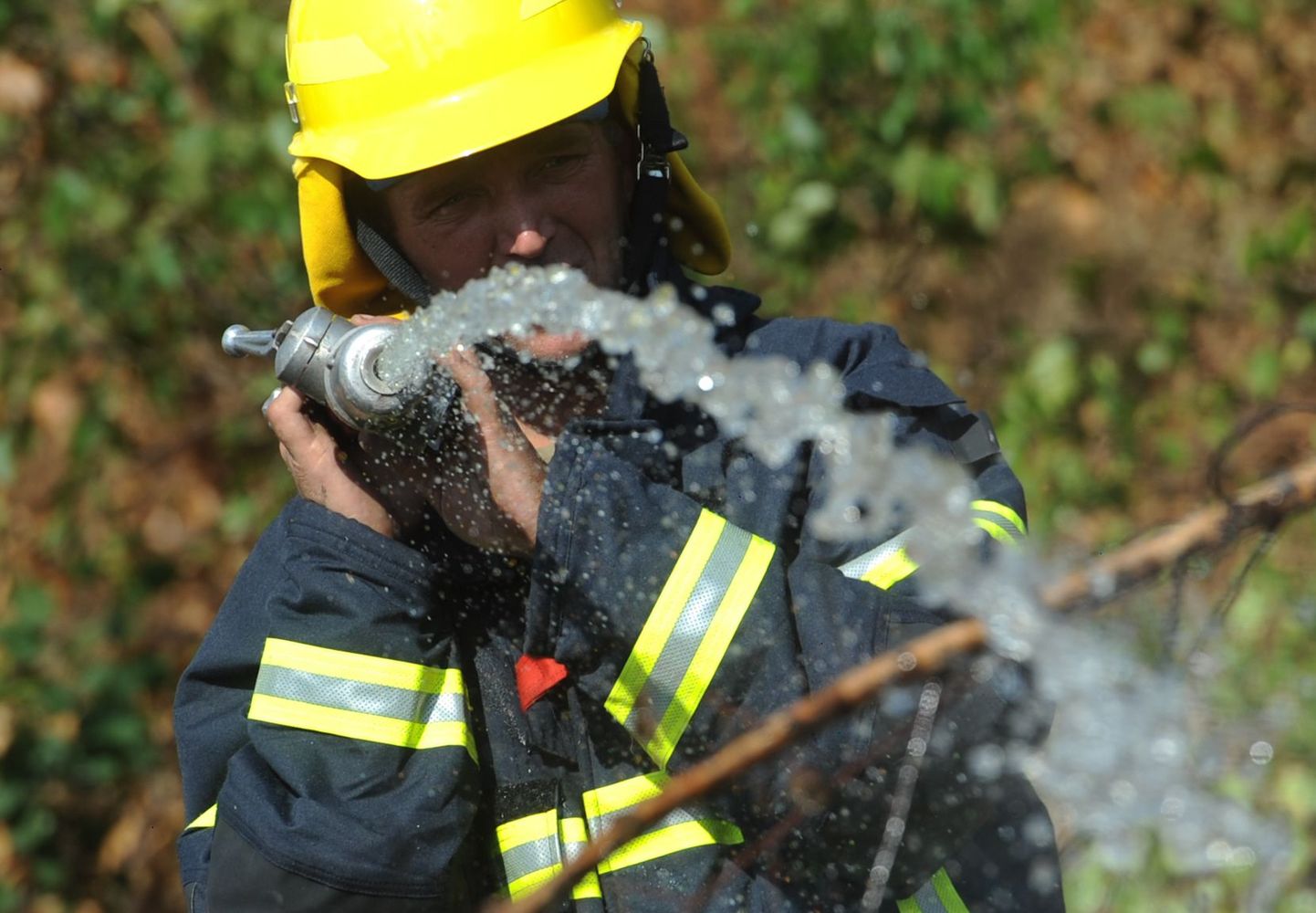 Vene tuletõrjuja põlengut kustutamas