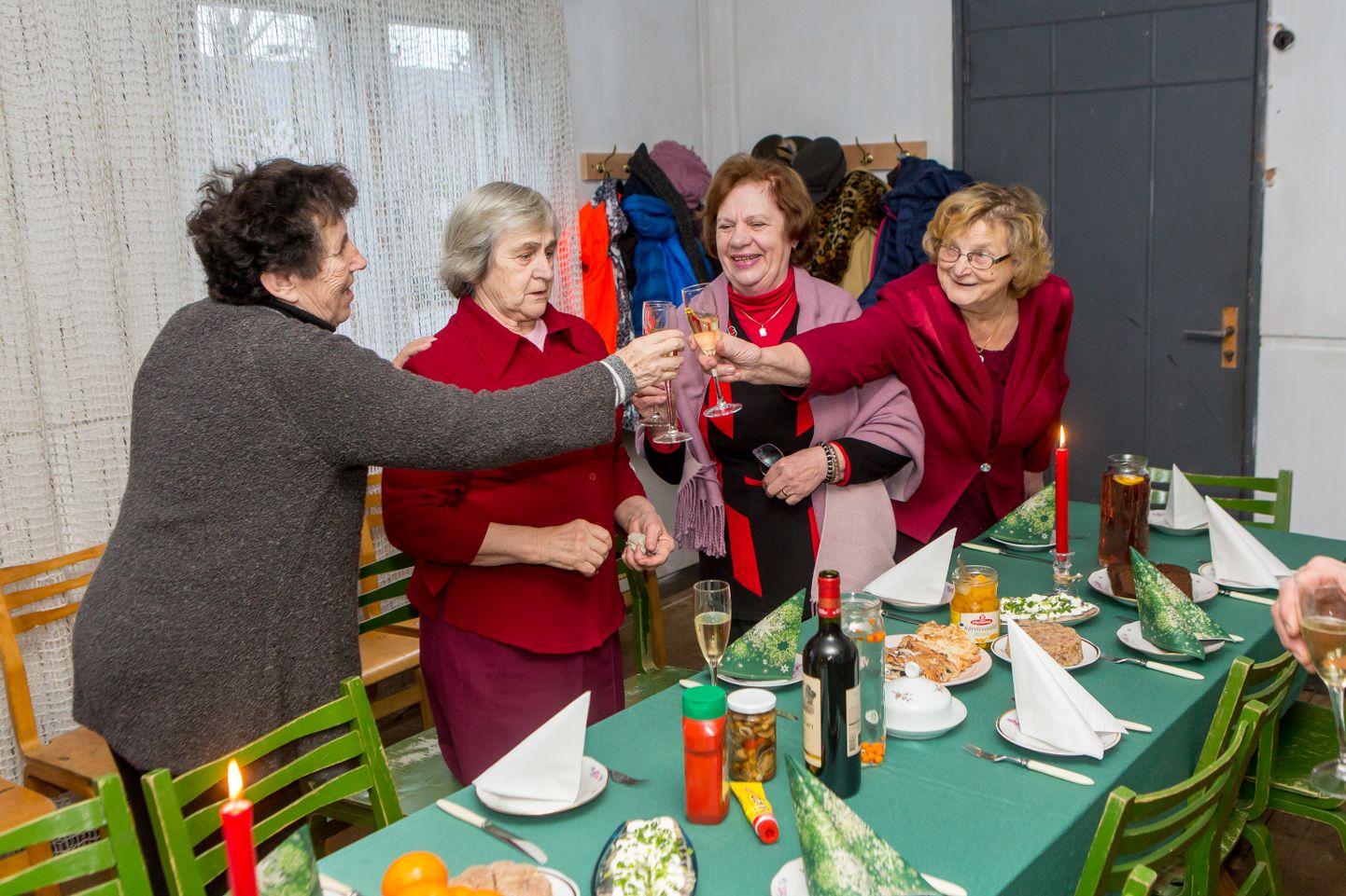 TERVISEKS! Tervisenapsu võtavad (vasakult) Evi Aksiim, Irma Malk, Sirje Raik ja Leili Laanekivi.