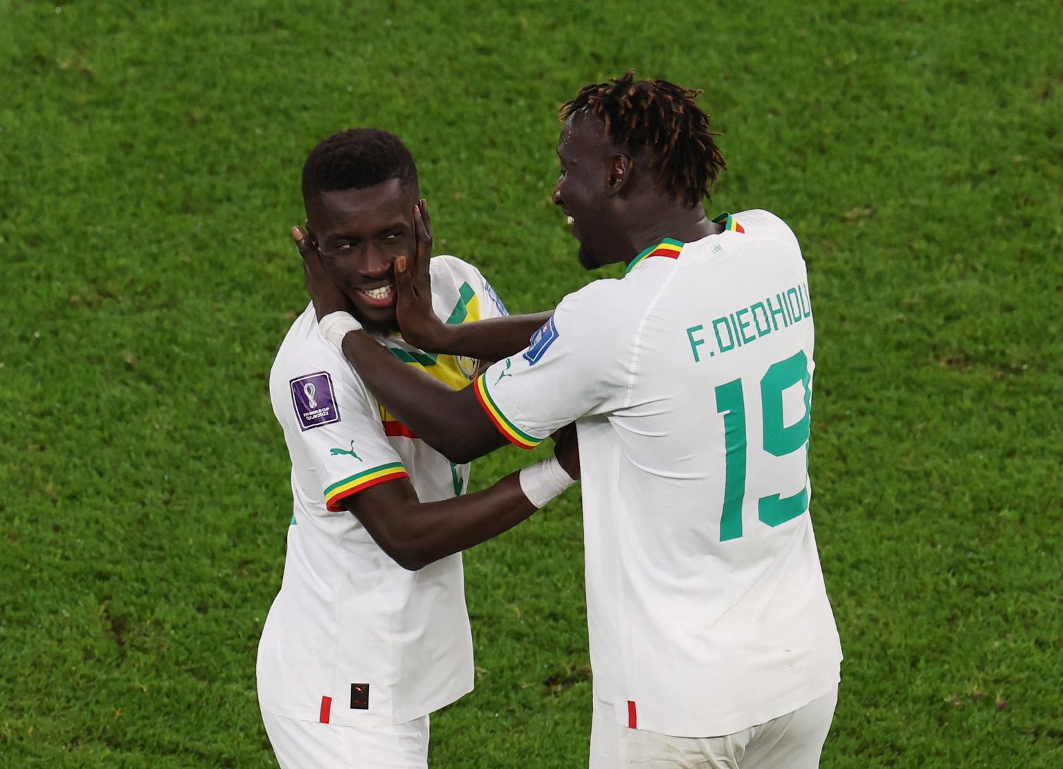 Senegali teise värava löönud Famara Diedhioud (paremal) õnnitleb Idrissa Gana Gueye.
