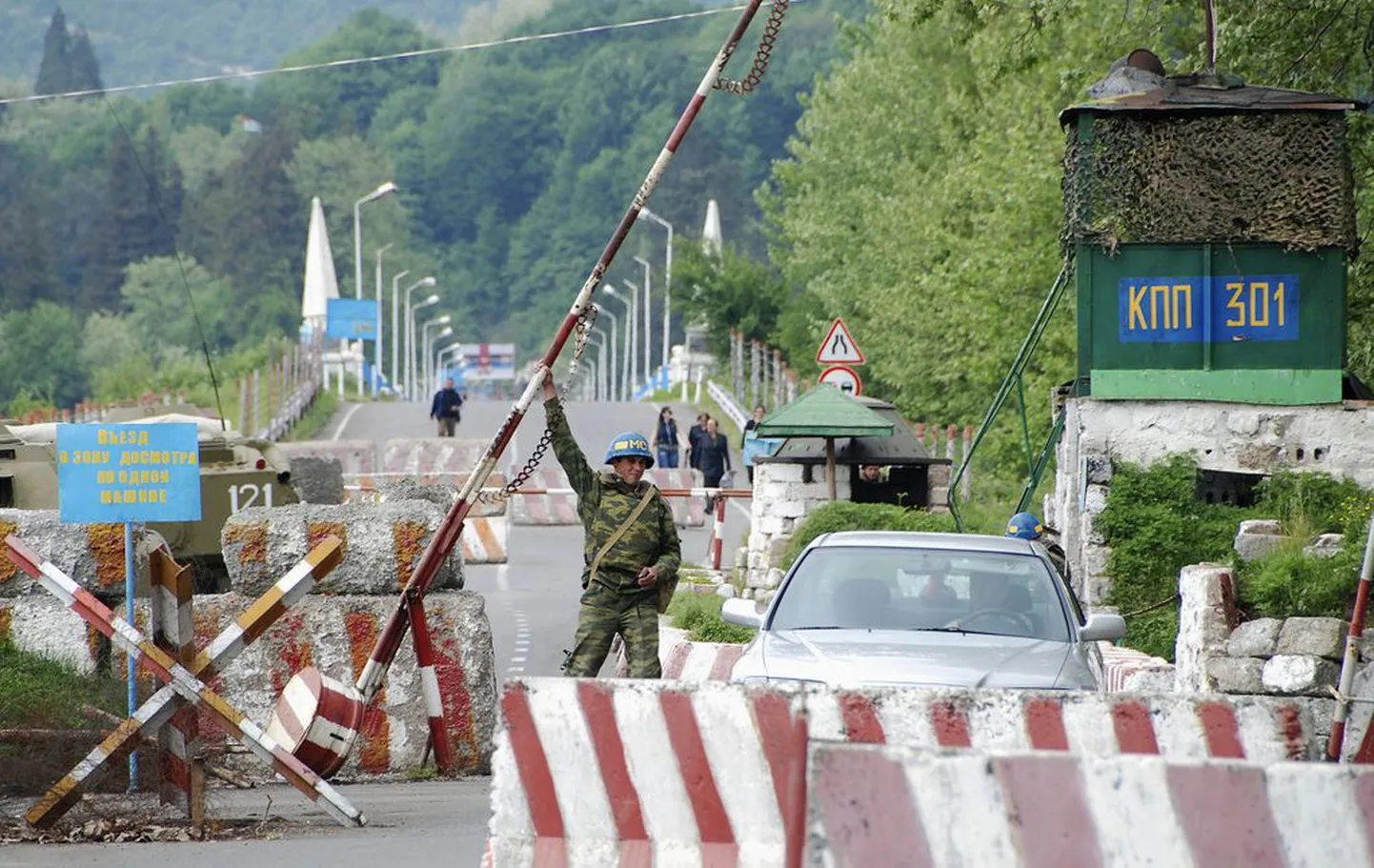 Vene rahuvalvajate kontrollpunkt Abhaasia konfliktitsoonis..