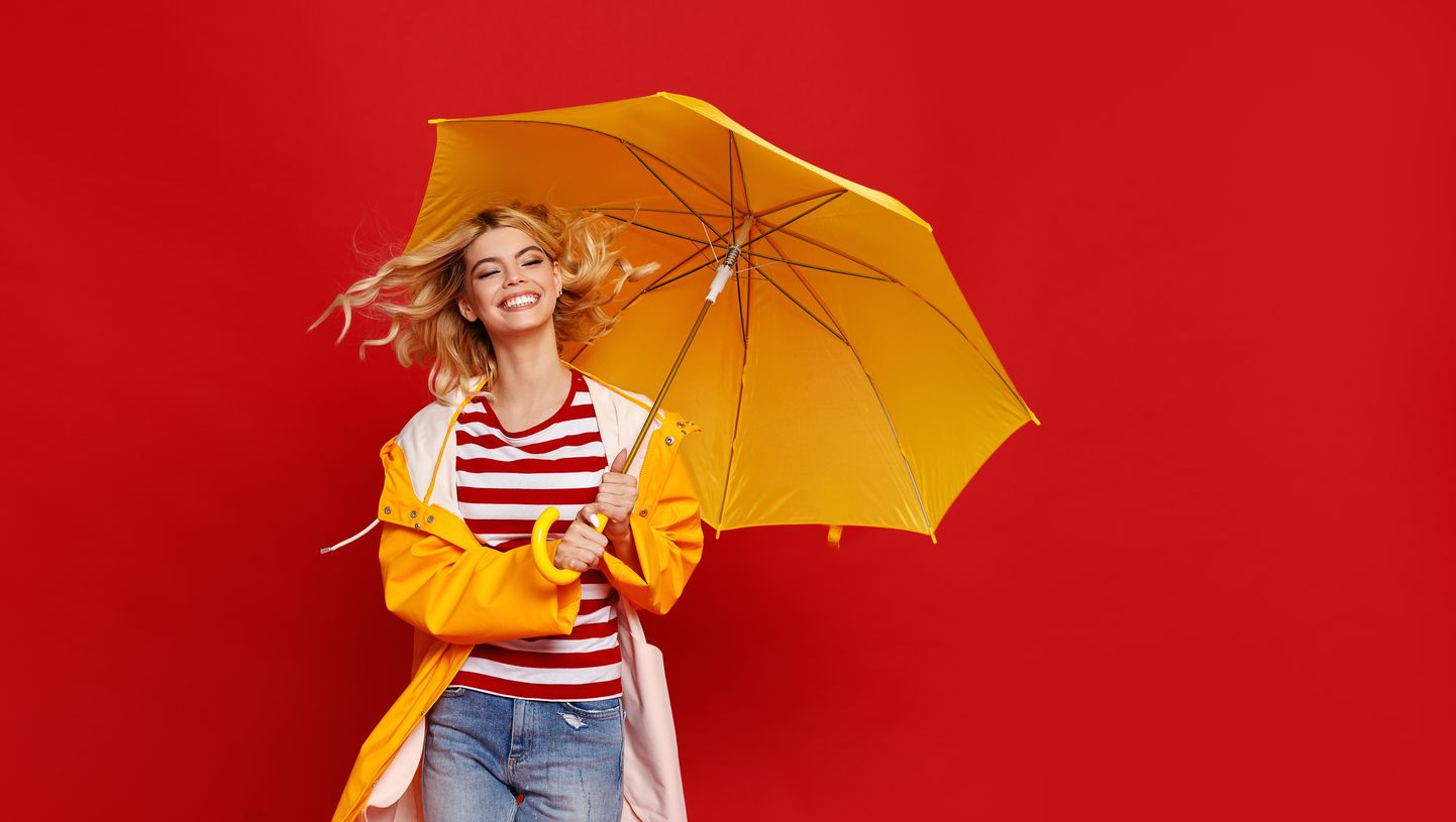Женщина под зонтиком. Иллюстративное фото